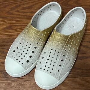 NATIVE SHOES Jefferson Gold to White Sparkle Glitter Slip On Shoes Kids Size 2